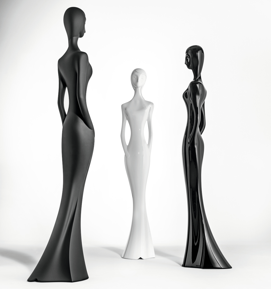 illuminazione - piantane colori bianco e nero - figura femminile stilizzata