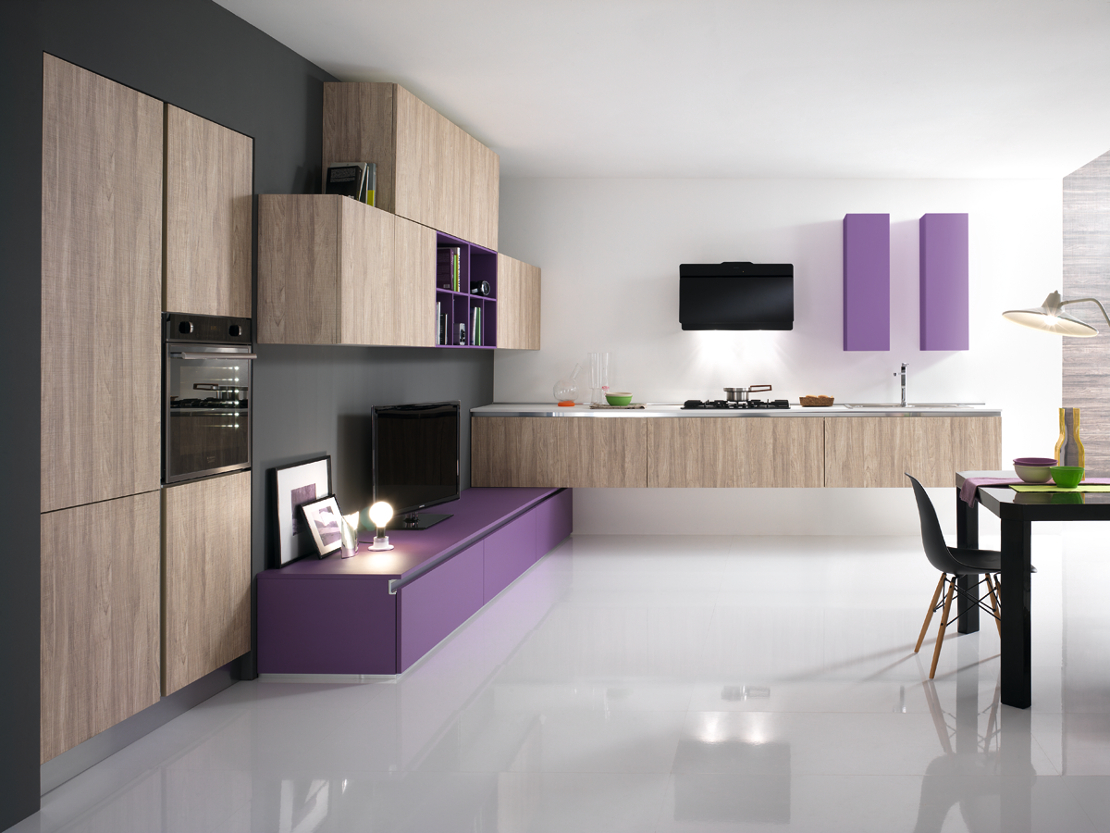 cucina moderna - colore viola ametista - rovere naturale - con basi sospese ed elementi a giorno