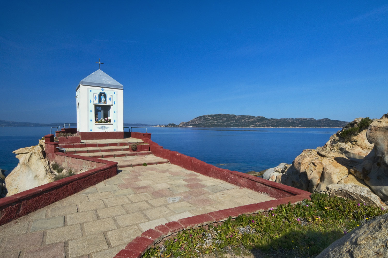 La Maddalena, sullo sfondo l'isola di Spargi. the Spargi island in the background