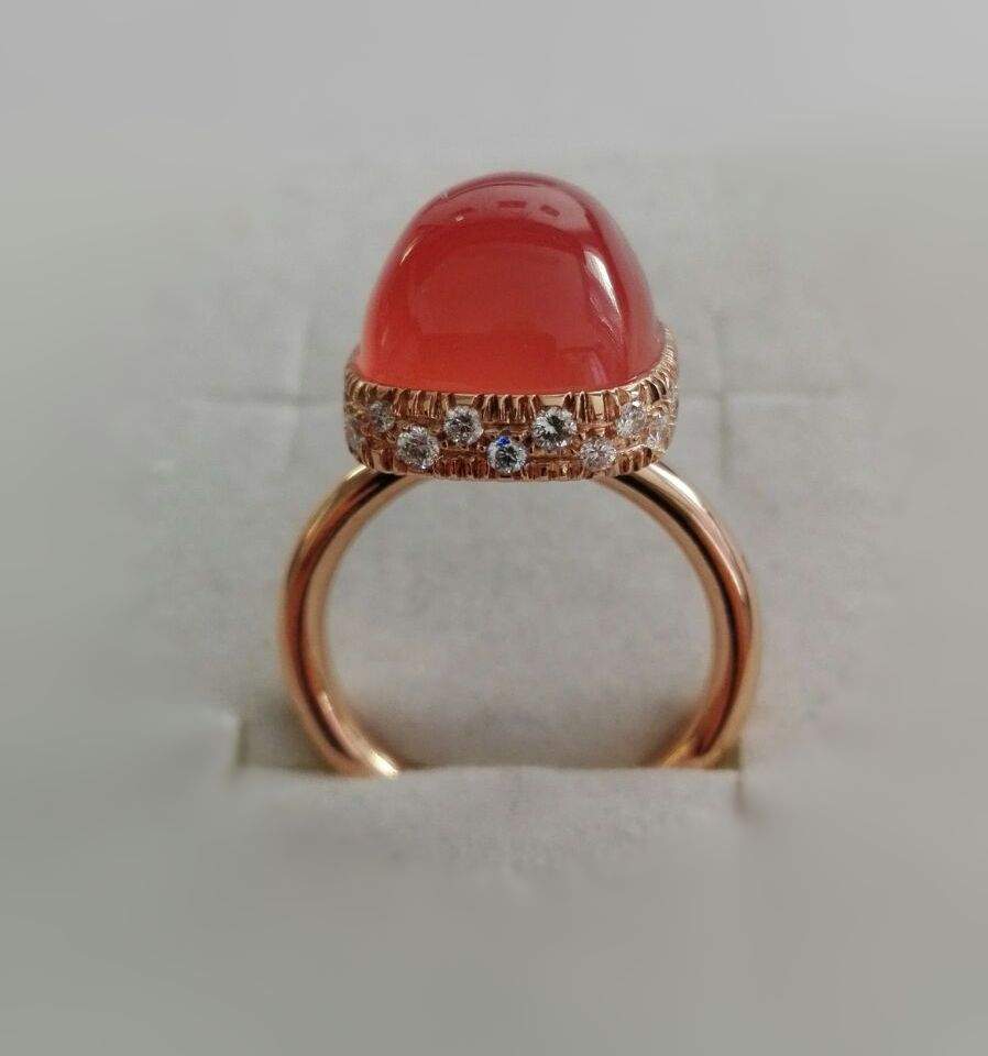 Anello oro rosso con rodocrosite cabochon e diamanti