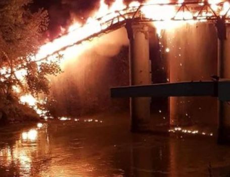 Roma, fuoco nella notte. Semidistrutto il Ponte di ferro
