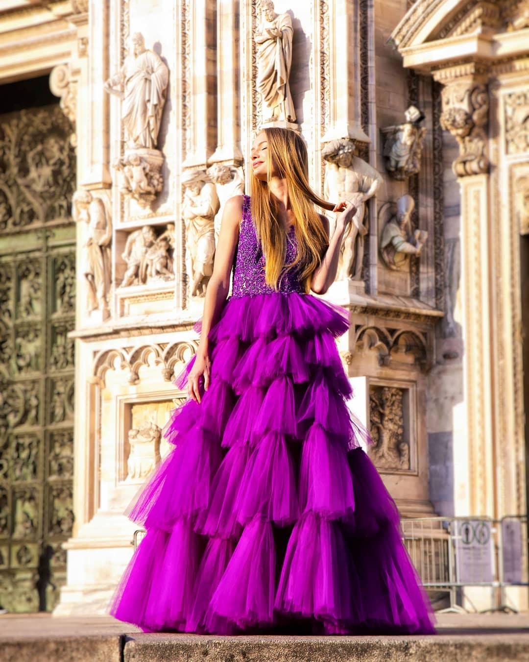 modella in abito fuxia di tulle alta moda Milano