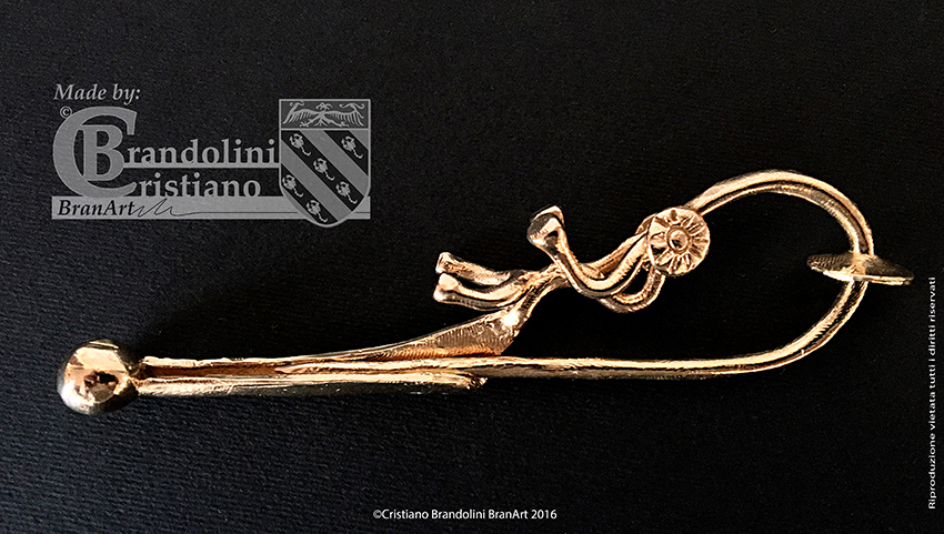 Fibula golasecchiana tipologia a "drago" in bronzo. Prima età del Ferro.