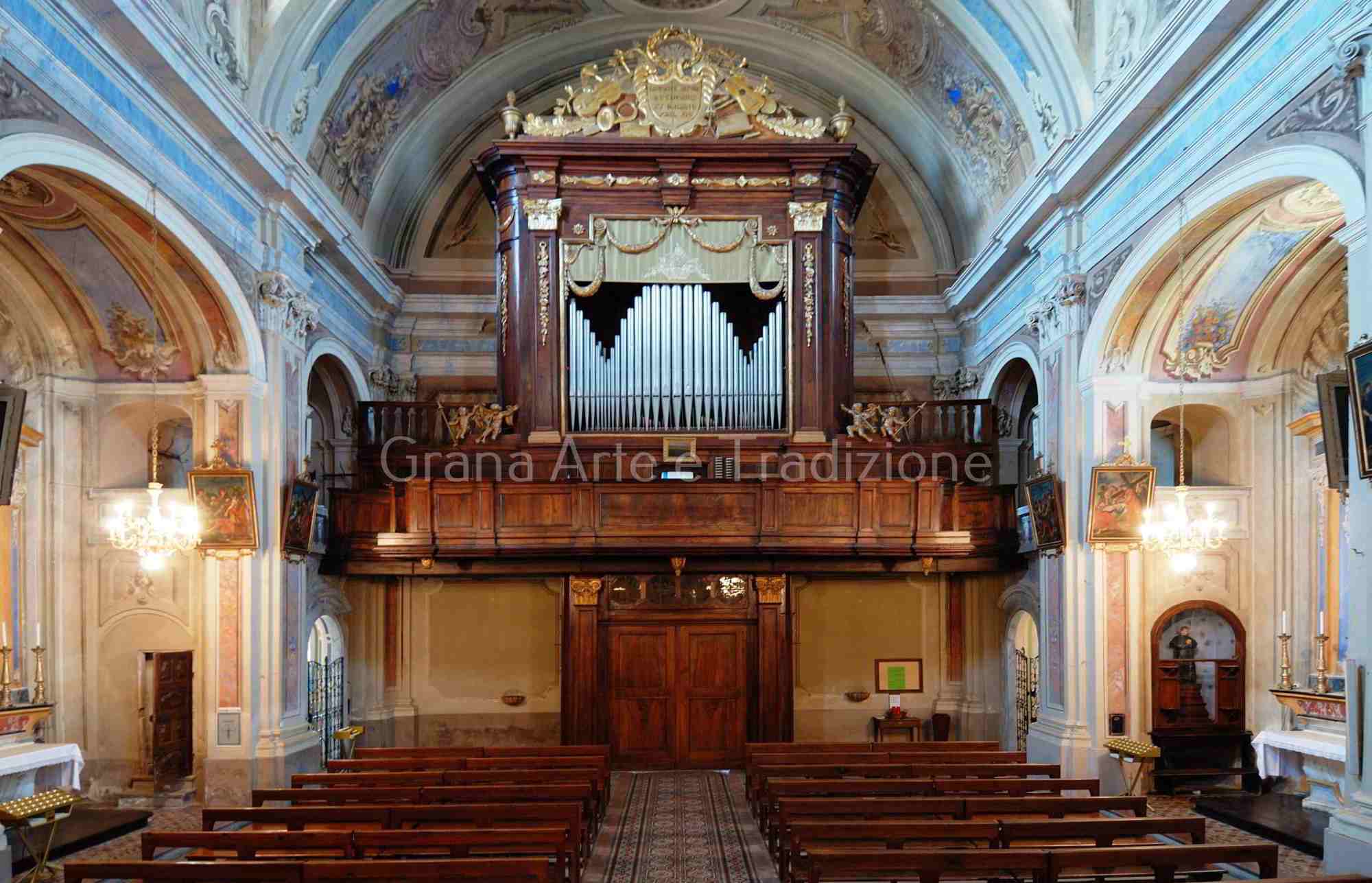 L'organo, la tribuna e la bussola