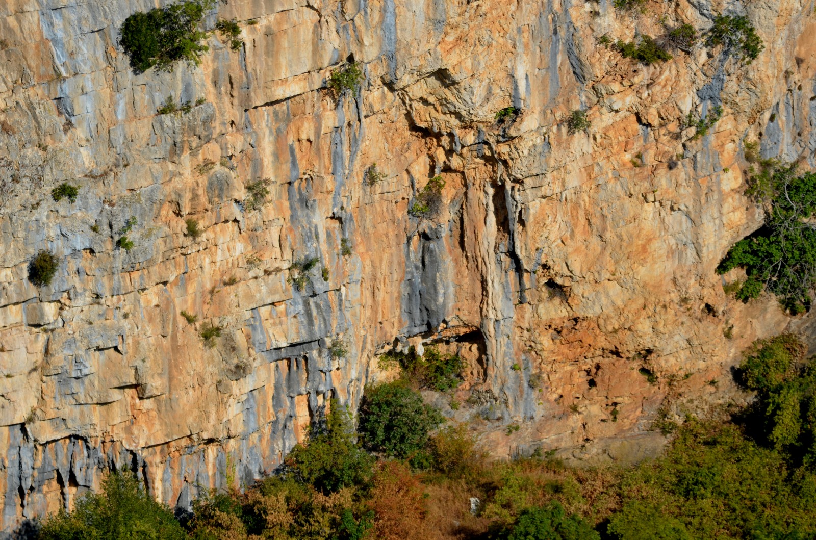 Le pareti rocciose di Valle Sant'Angelo - autore Rocco Reame