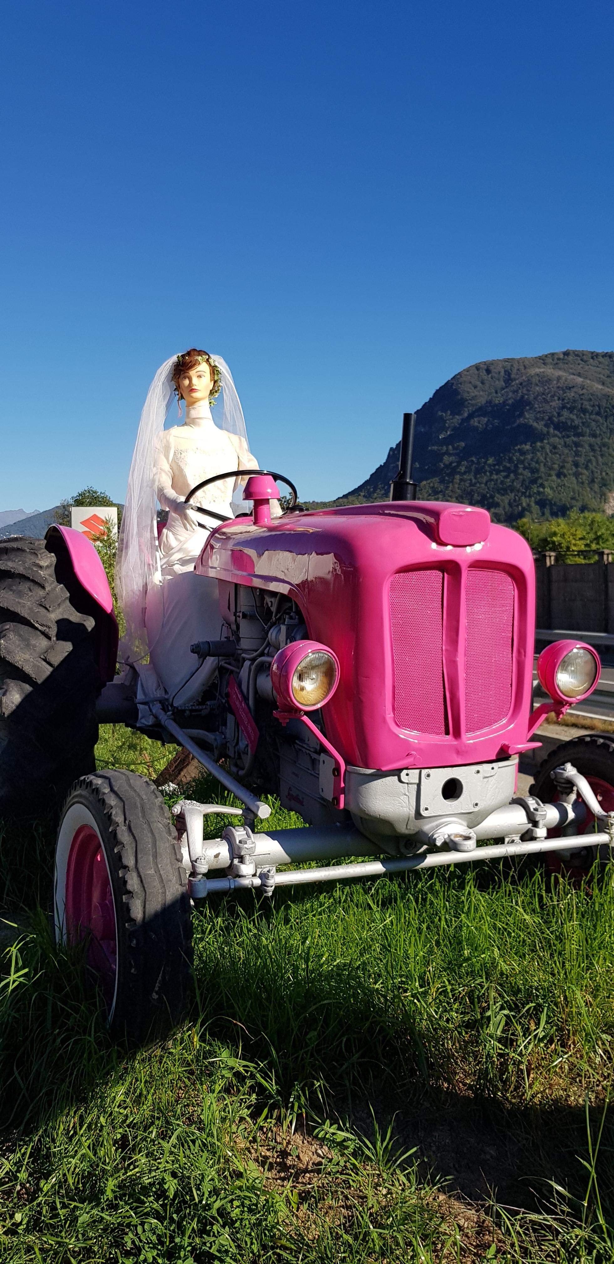 Evento di wedding planner con installazione della sposa sul trattore