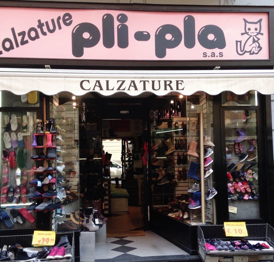 L'insegna di calzature Pli-Pla, negozio di scarpe uomo, donna, bambino a Milano che vende Birkenstock e friulane