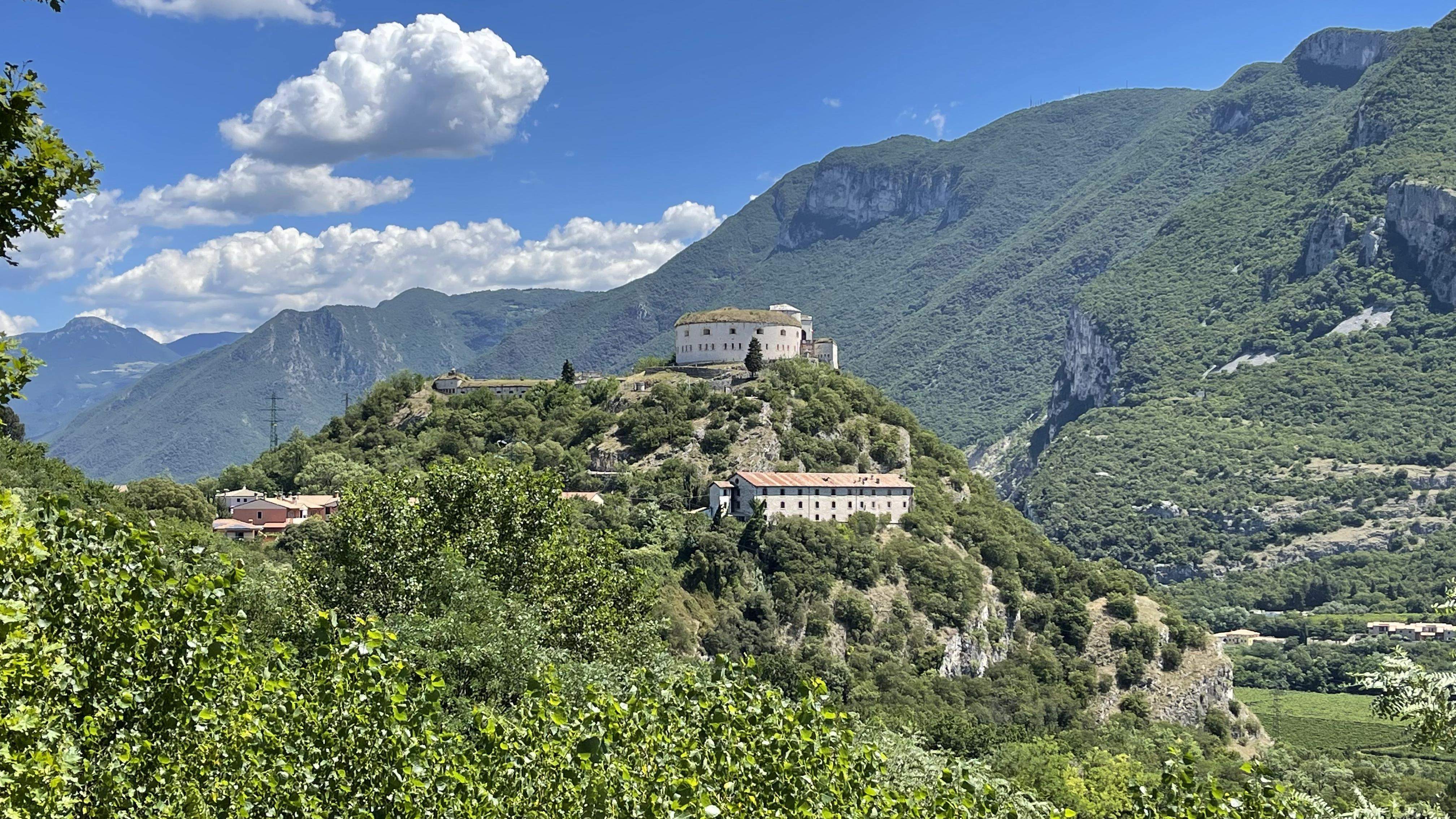 Forte Rivoli, costruito dagli austriaci e ampliato dopo l'annessione del Veneto al Regno d'Italia.