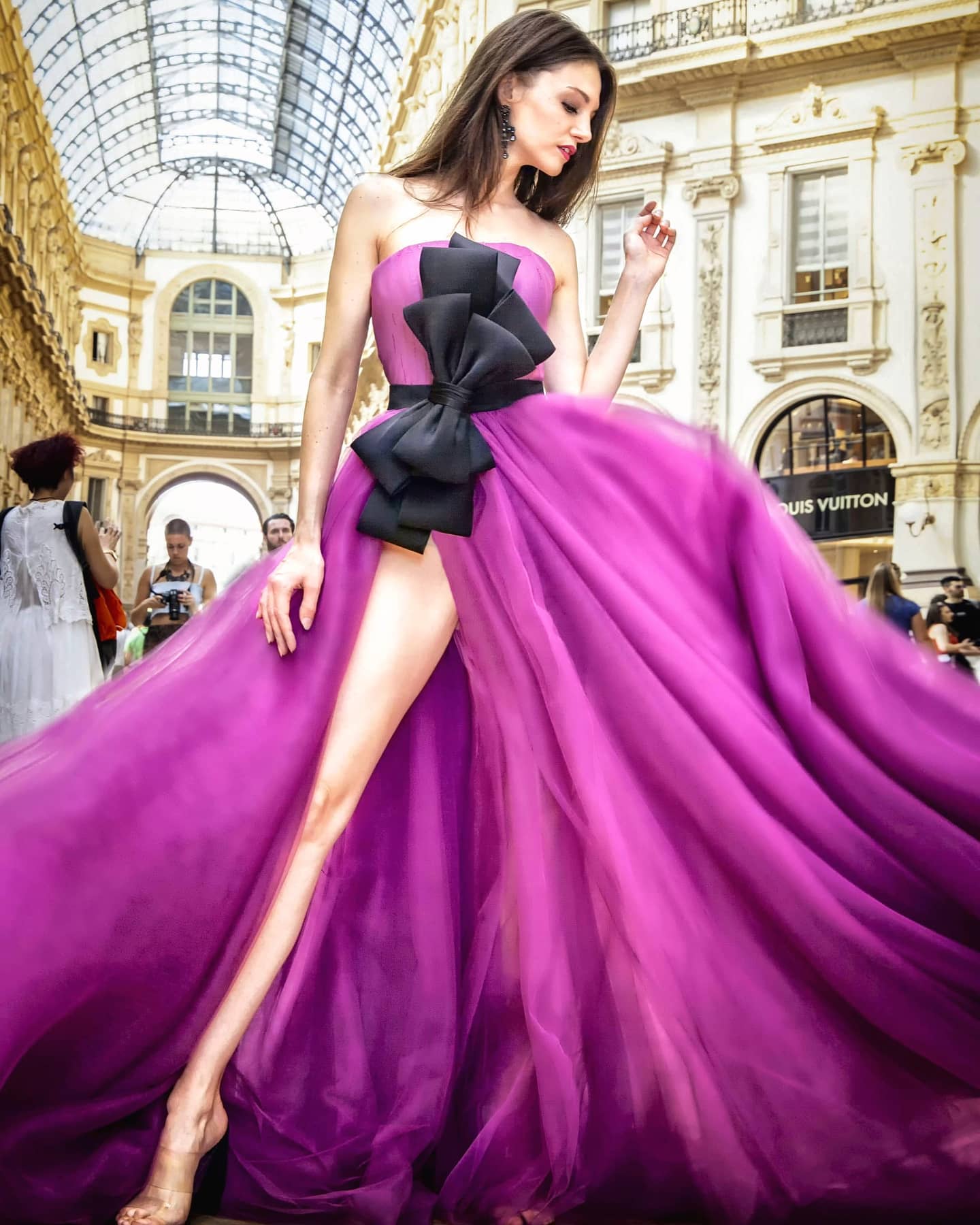 modella in abito fuxia con fiocco nero alta moda Milano