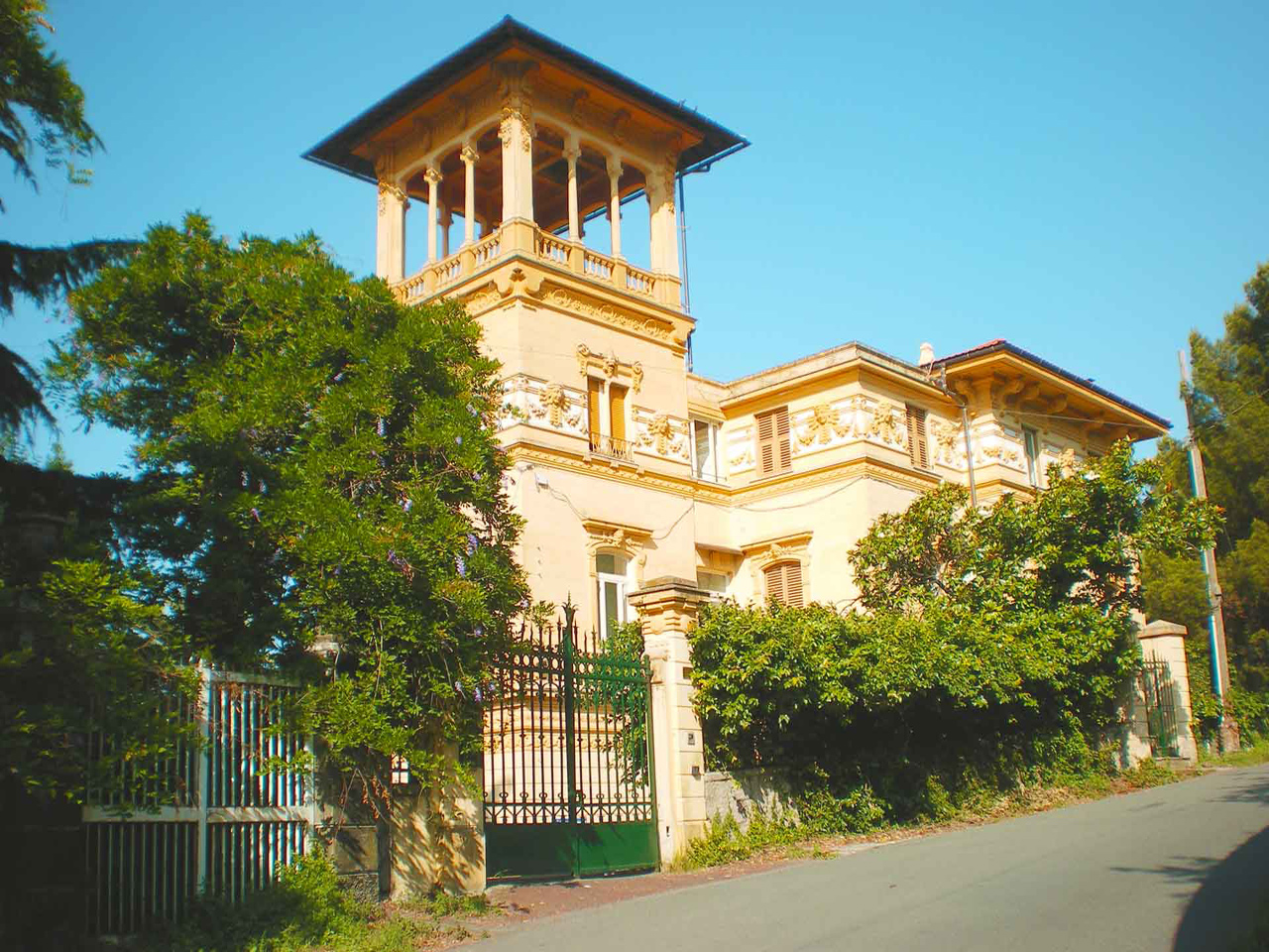 Nell'Edificio liberty situato in Genova Multedo sorge la residenza per Disabili Villa Perla