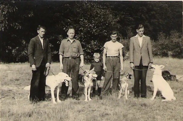 Anni '50, foto con vari proprietari di saarloos