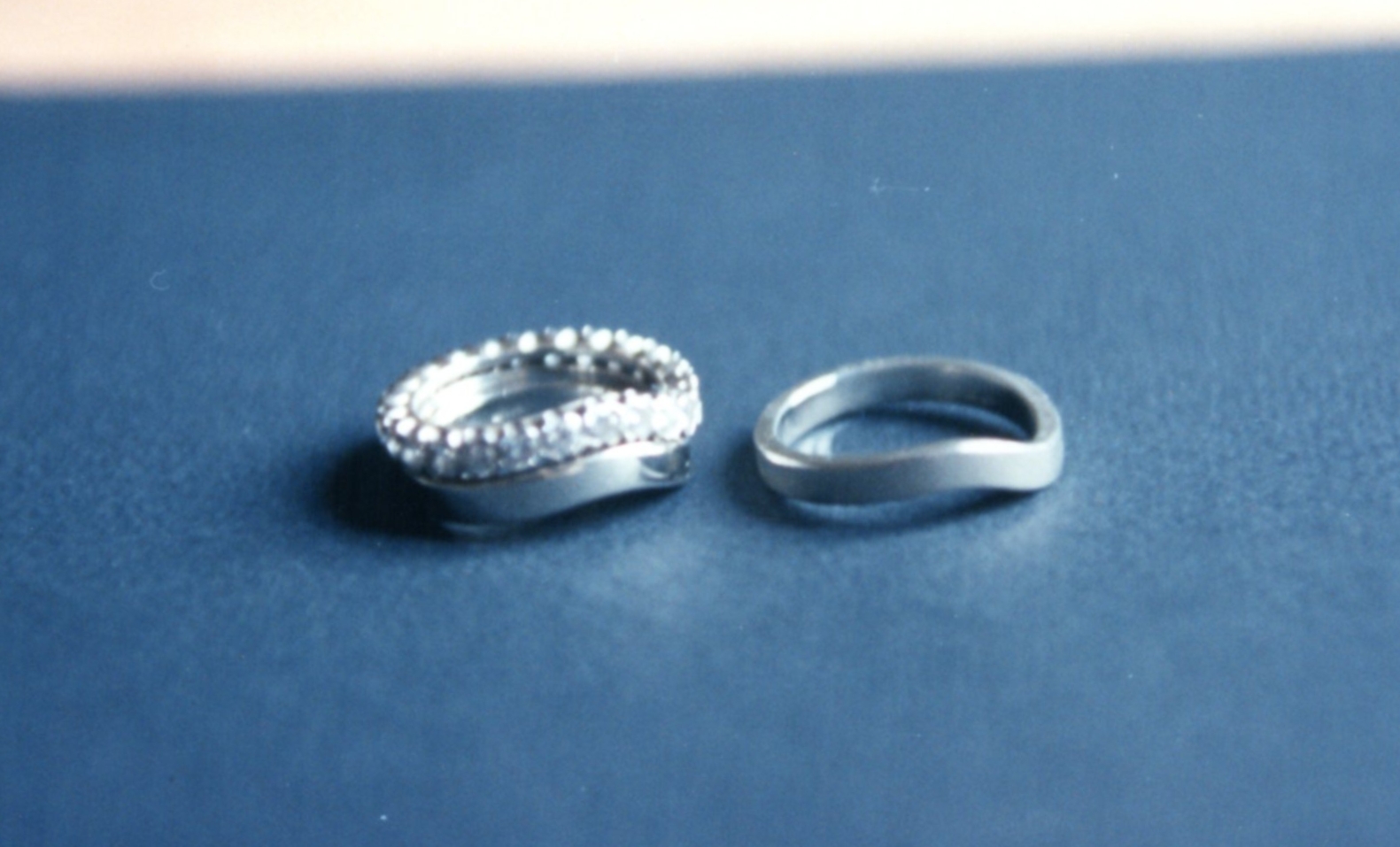 anelli di fidanzamento e fedi con movimento "onda" - engagement rings and rings with "wave" movement