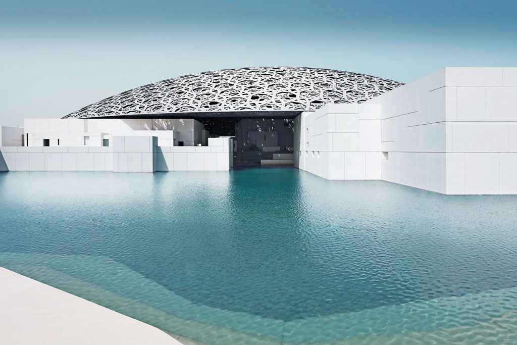 ABU DHABI:  Marhaba amici!  Oggi vi porto virtualmente a visitare lo  spettacolare  Museo del Louvre di Abu Dhabi