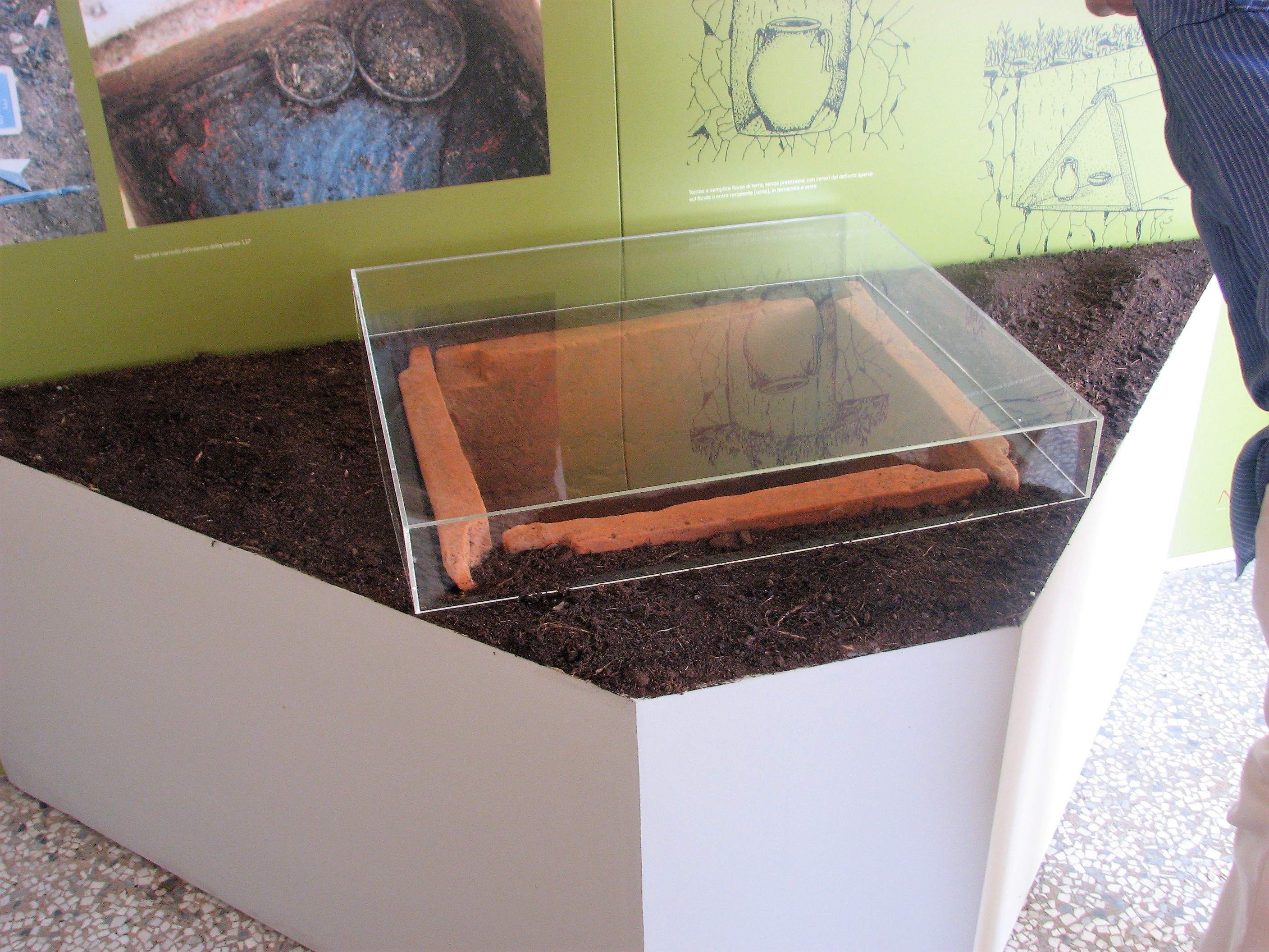 Le ceneri del defunto sono state interrate all'interno  di una cassetta quadrata fatta di tegole