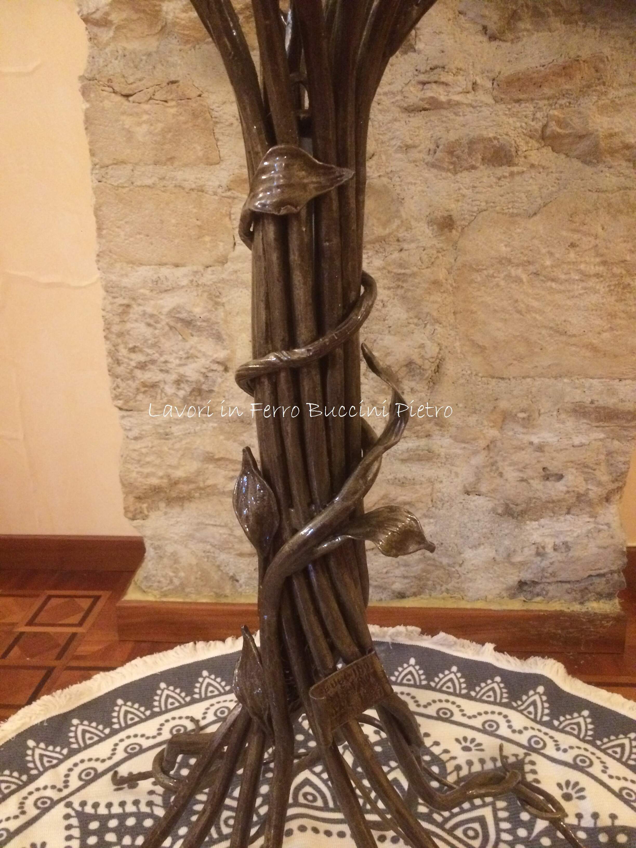Arte Sacra. Leggio in ferro battuto artigianale, a forma di albero. Dettaglio del tronco.