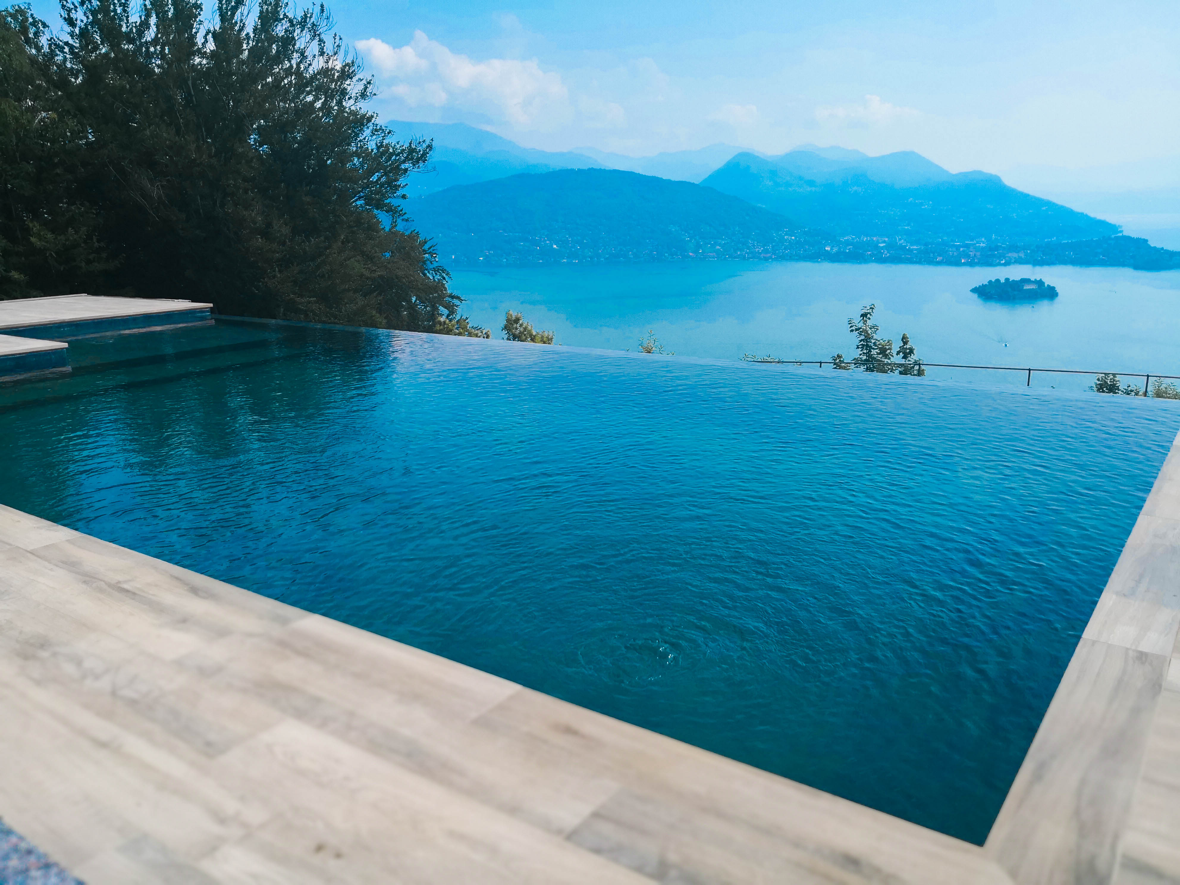 Realizzata piscina interna ed esterna a sfioro in una villa sul Lago Maggiore.