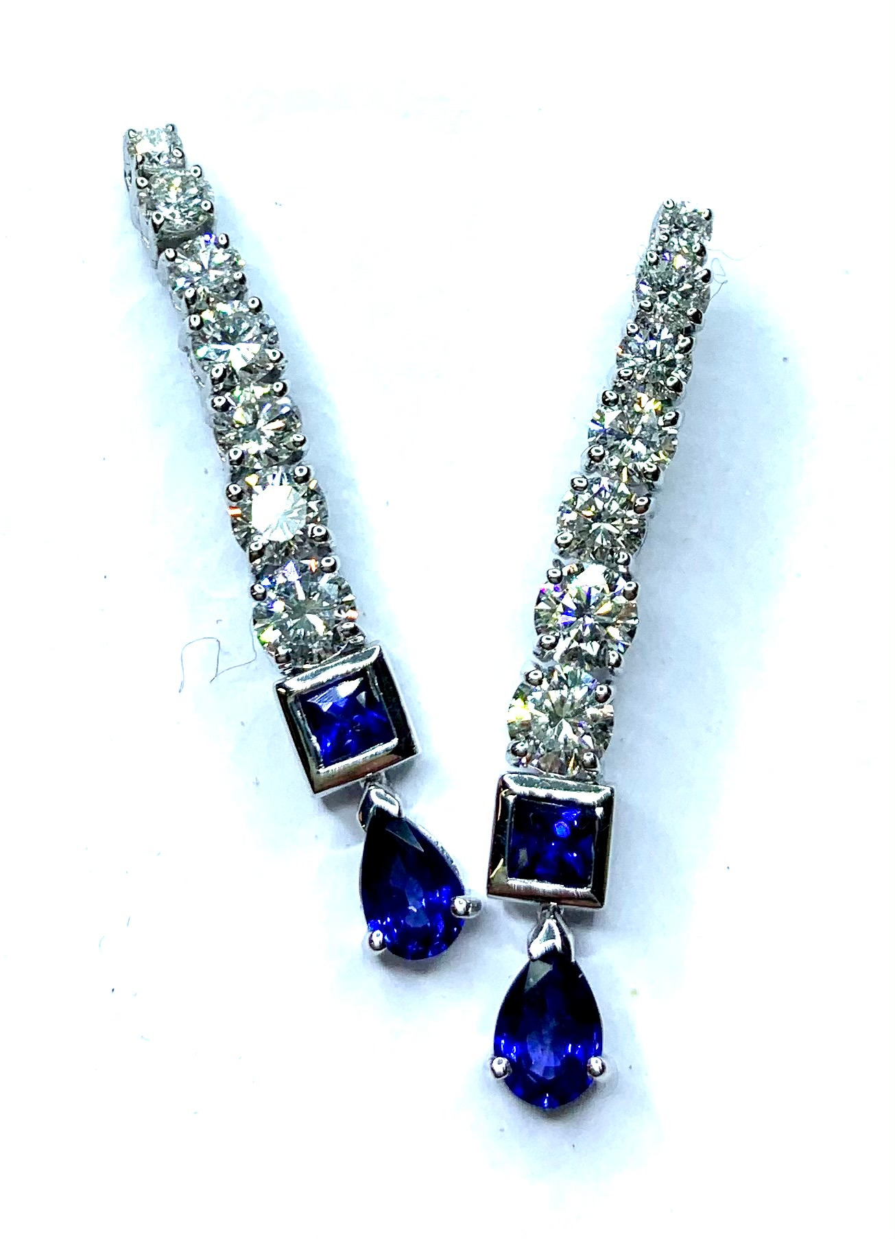 Orecchini pendenti in oro bianco , diamanti e zaffiri blu