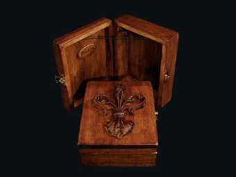 Bauletto di legno contenitore di gioie visto aperto in piedi e chiuso cono il giglio sul coperchio