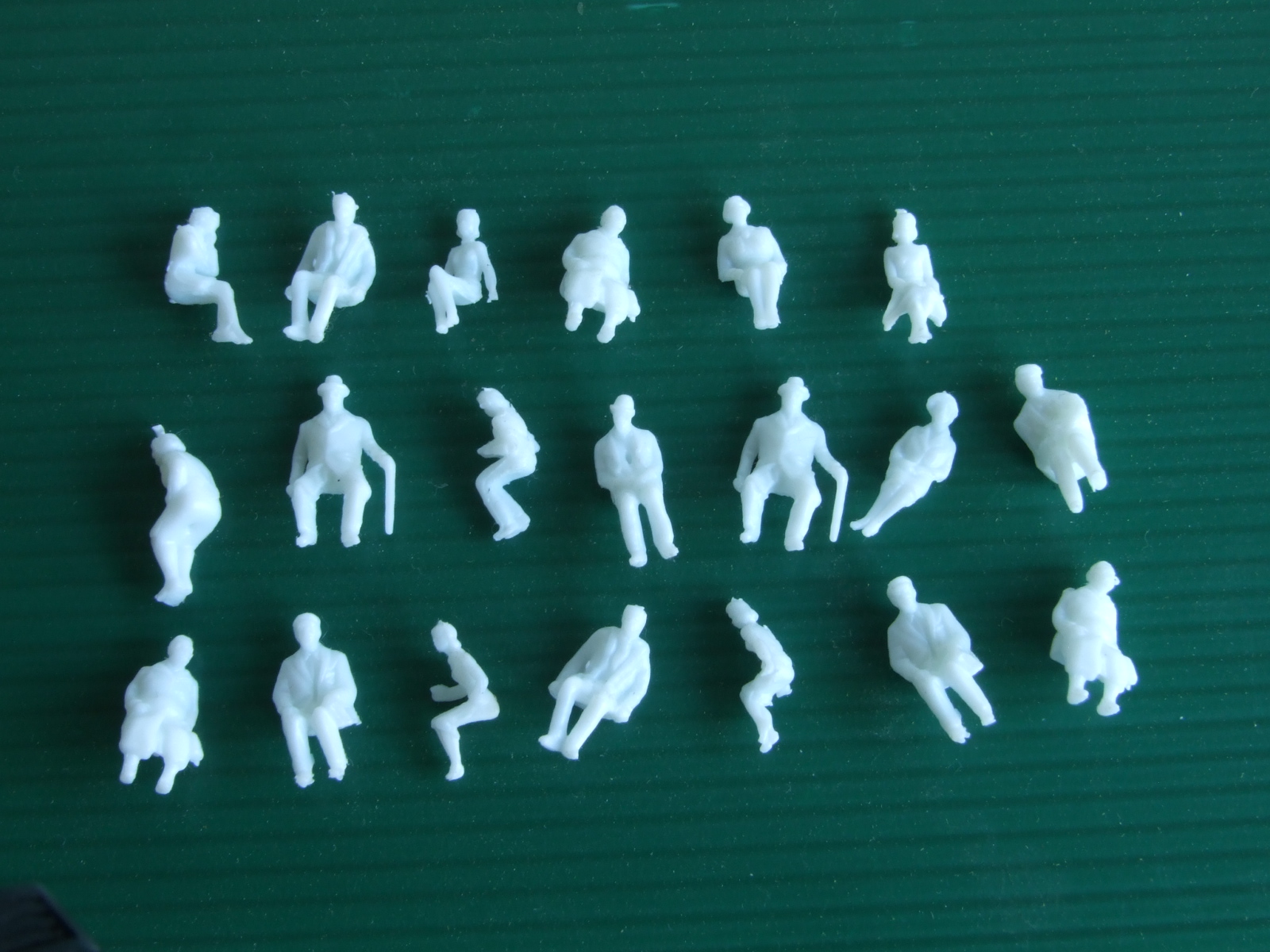 Personaggi per plastico - figurini seduti modellismo scala 1:87-pz.20 - Krea