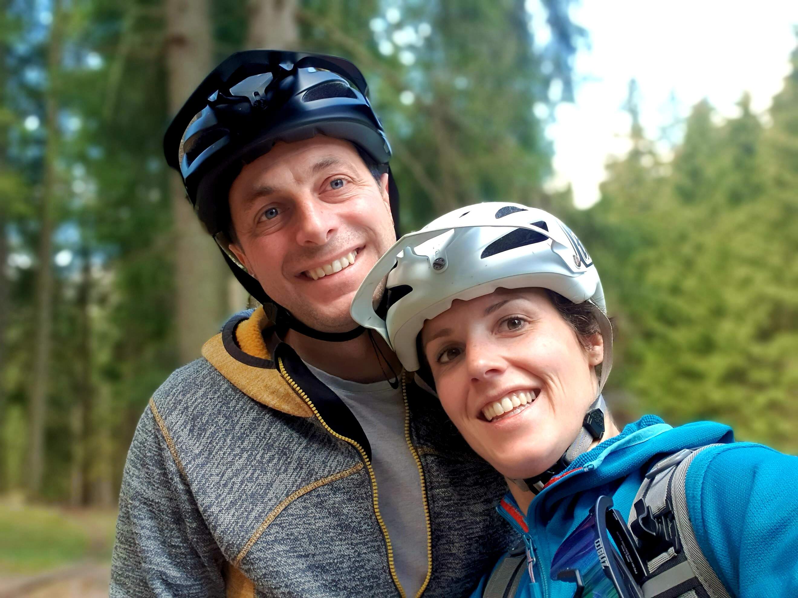 Elisa e Gabriele durante un'escursione in Bike presso il Dos dei Pigui in Val di Fassa