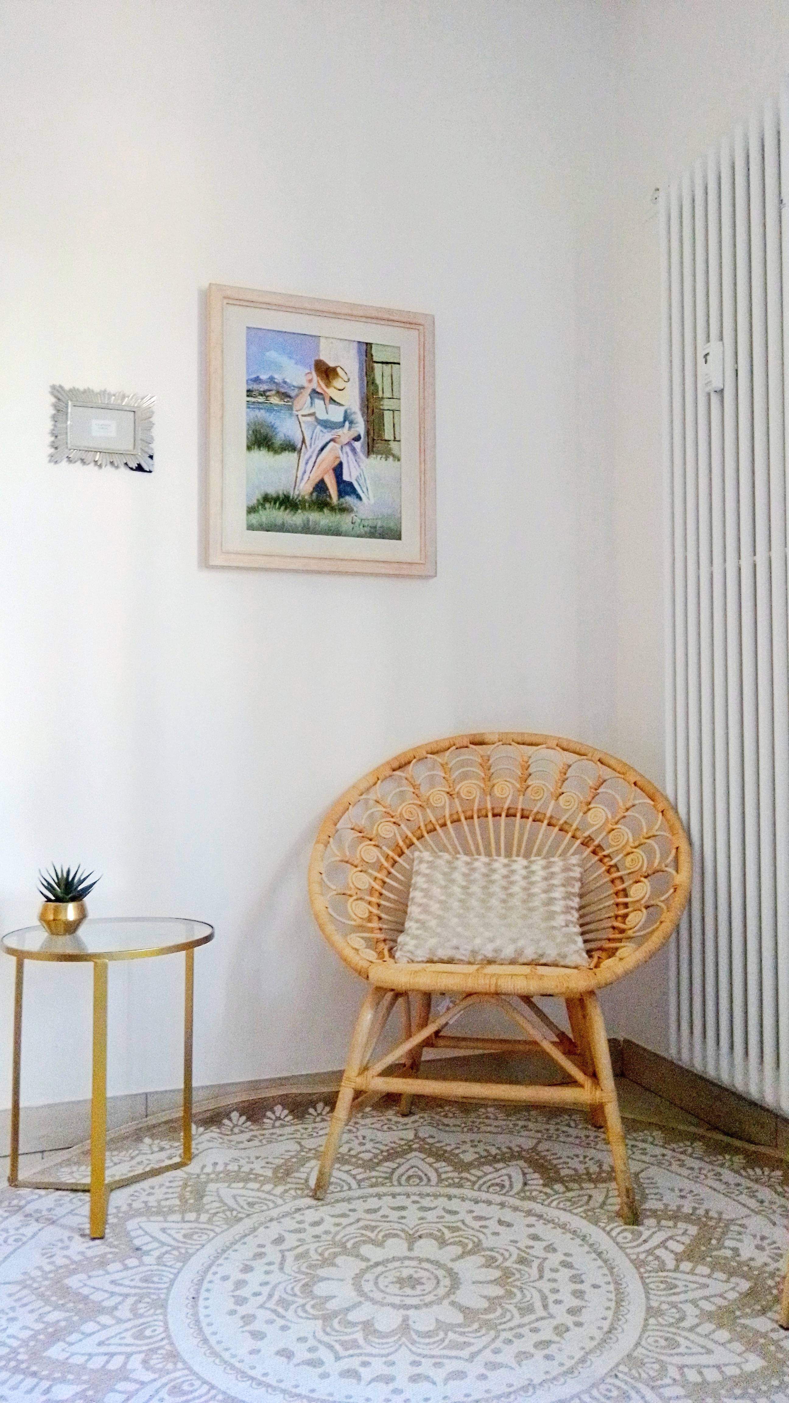 Armchair and picture of the Bruges room of La finestra sulla fiera B&B