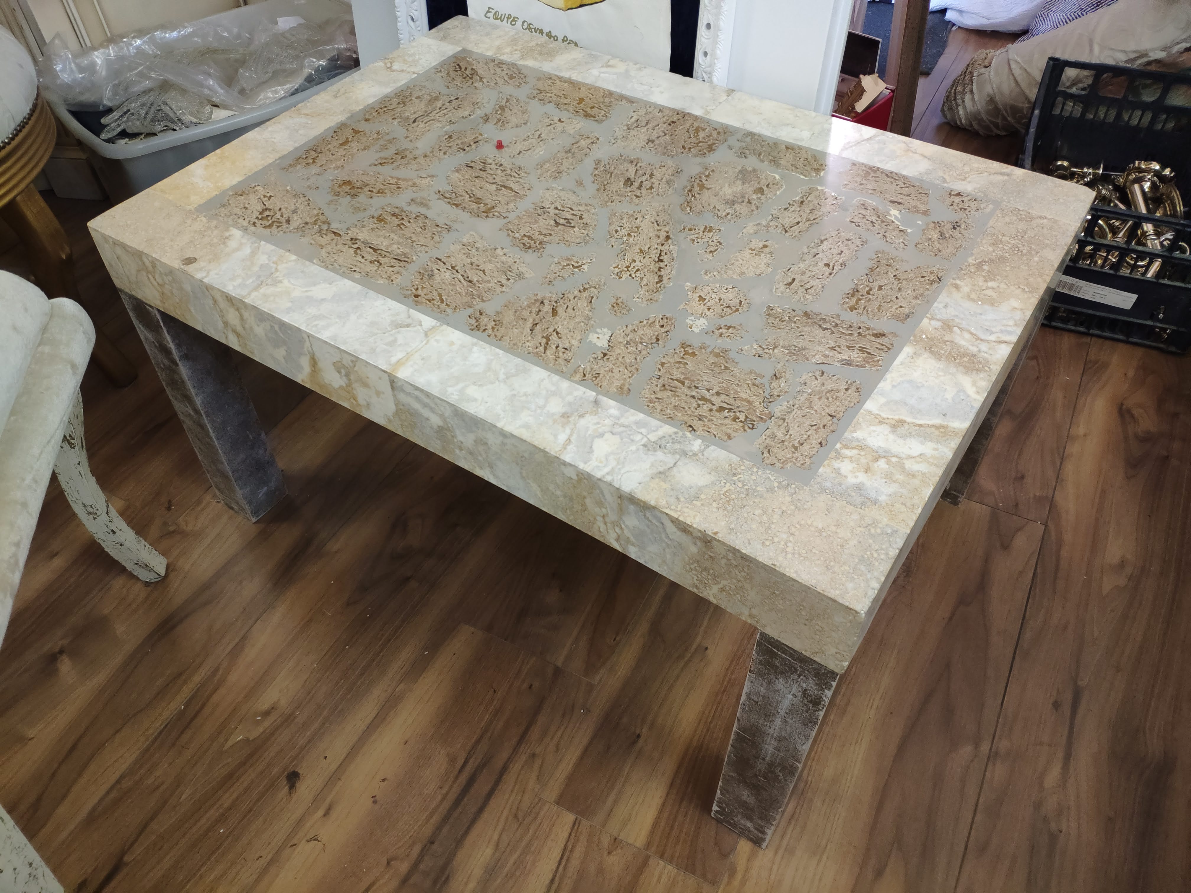 Tavolino marmo su legno con fossili PRONTO EXPO'