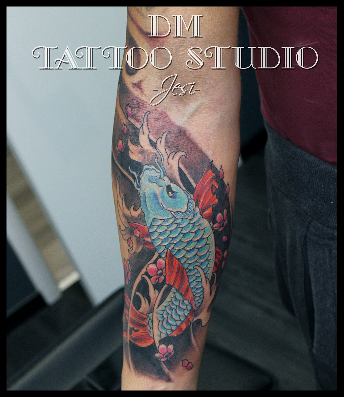 tatuaggio a colori di carpa koi