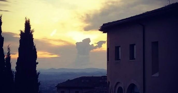 Assisi, San Francesco fra le nuvole