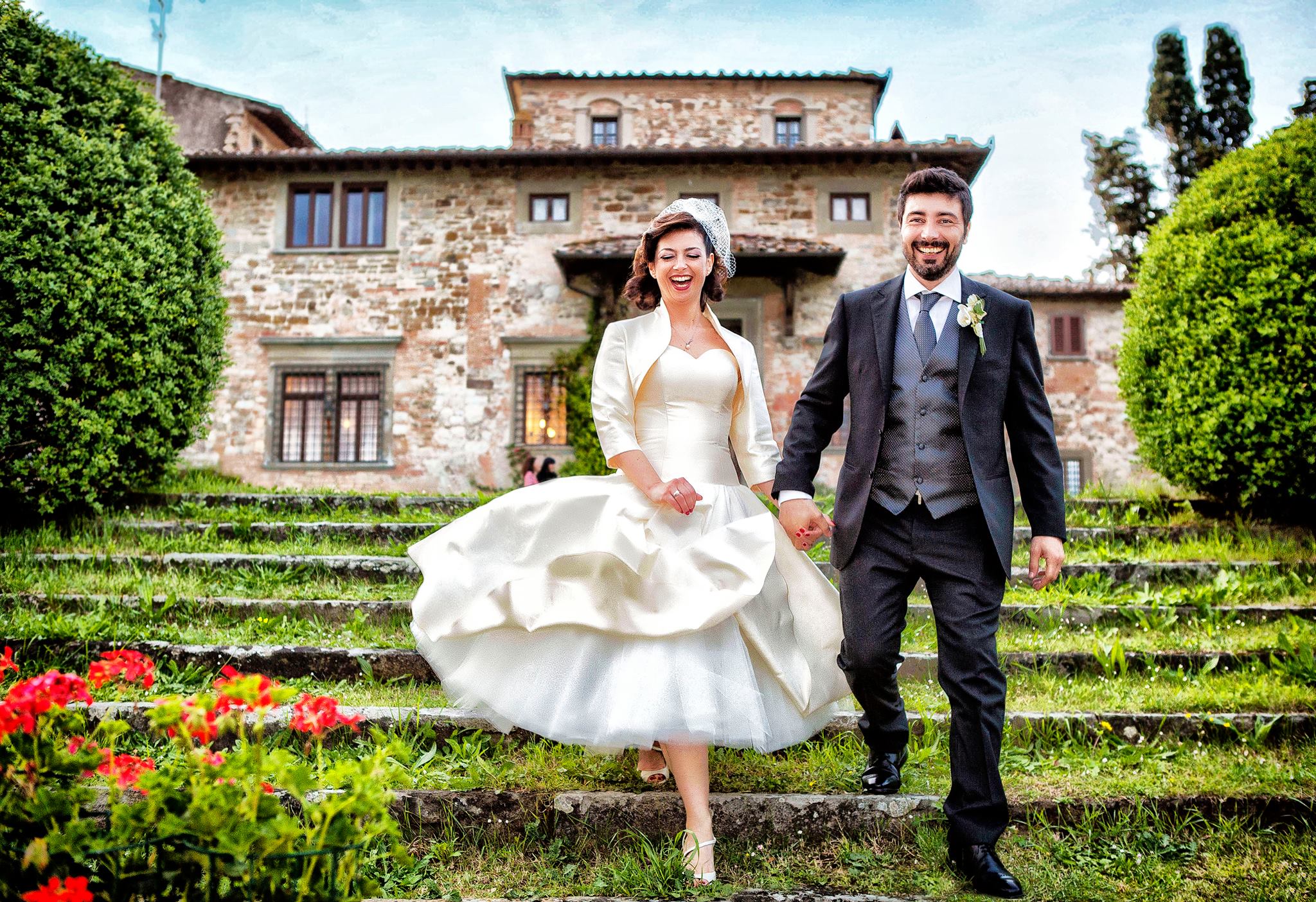 sposi che scendono le scale di una villa in Toscana