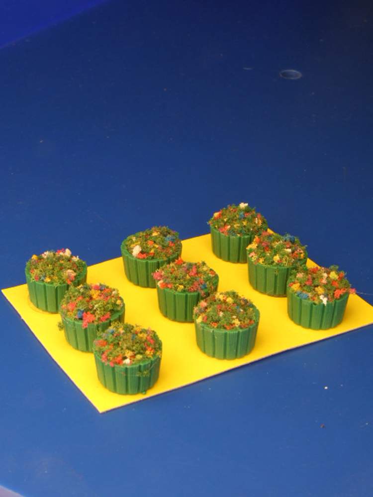 Vasi in legno verde fioriti rotondi per plastici H0 - 1:87 pezzi 9 - KREA