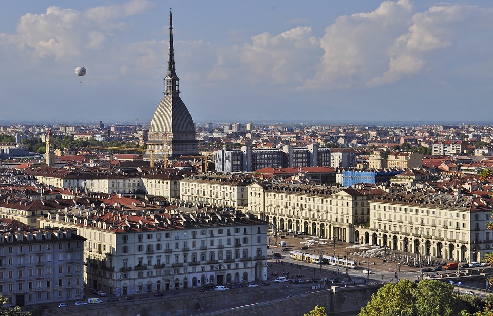 Prima tappa, Torino   -    Una crono nella città dell'auto, fra i caffè di Gozzano e i velocipedi  del libro Cuore