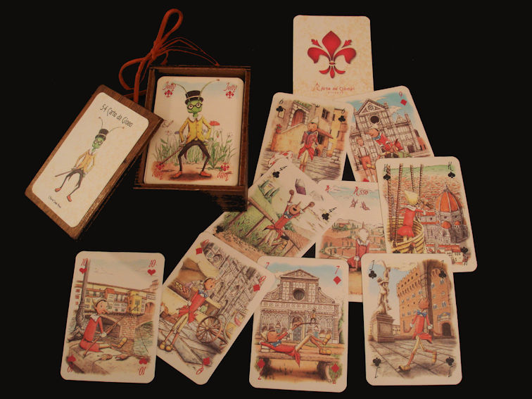 Esposizione di parte di carte da gioco con contenitore aperto e grillo sulla prima carta