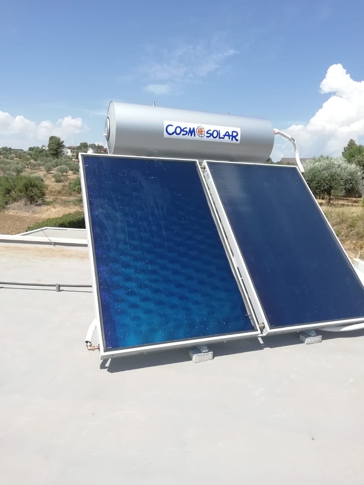 Pannelli solari a circolazione naturale costituiti da due pannelli ed un accumulo
