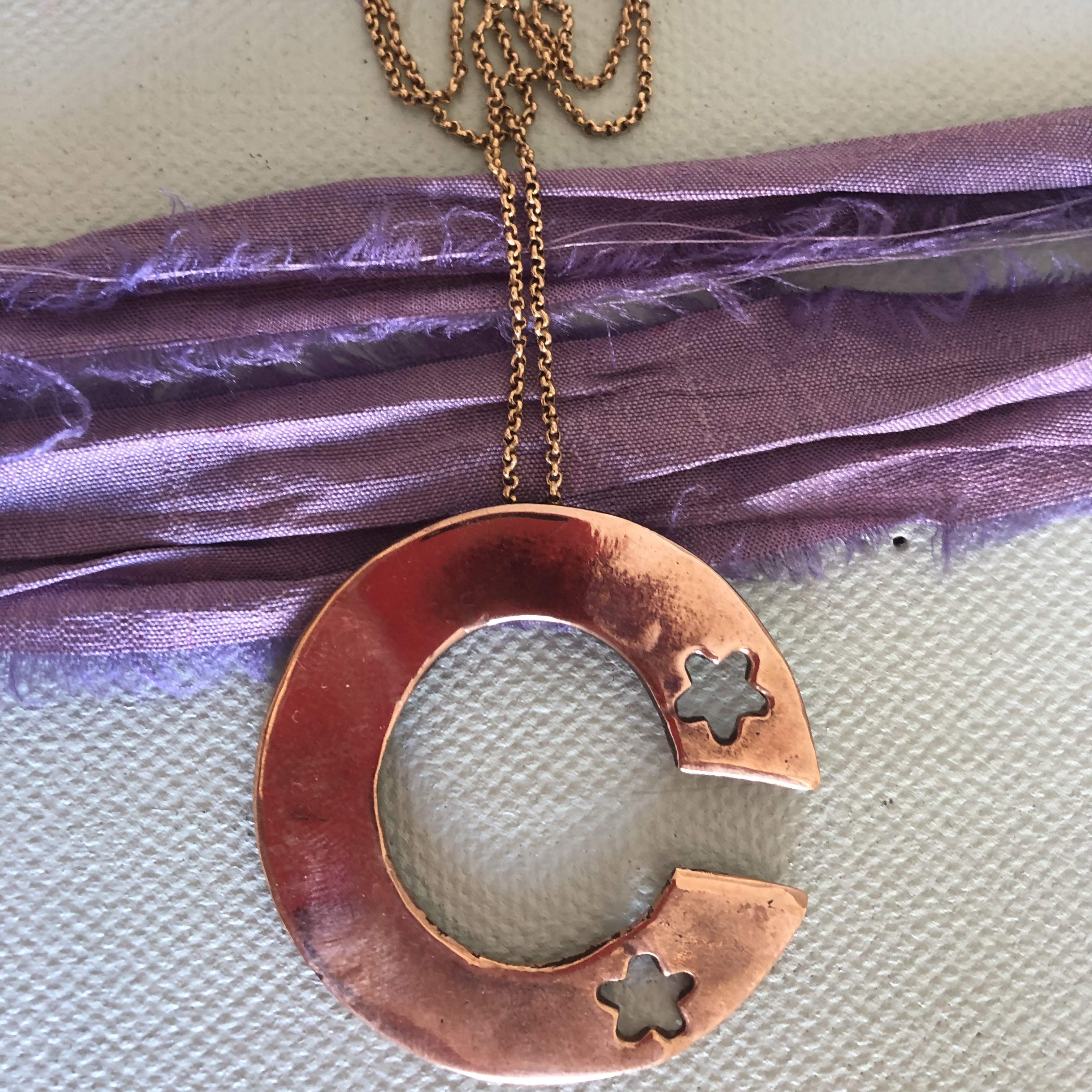 Collana con pendente in bronzo realizzato a mano