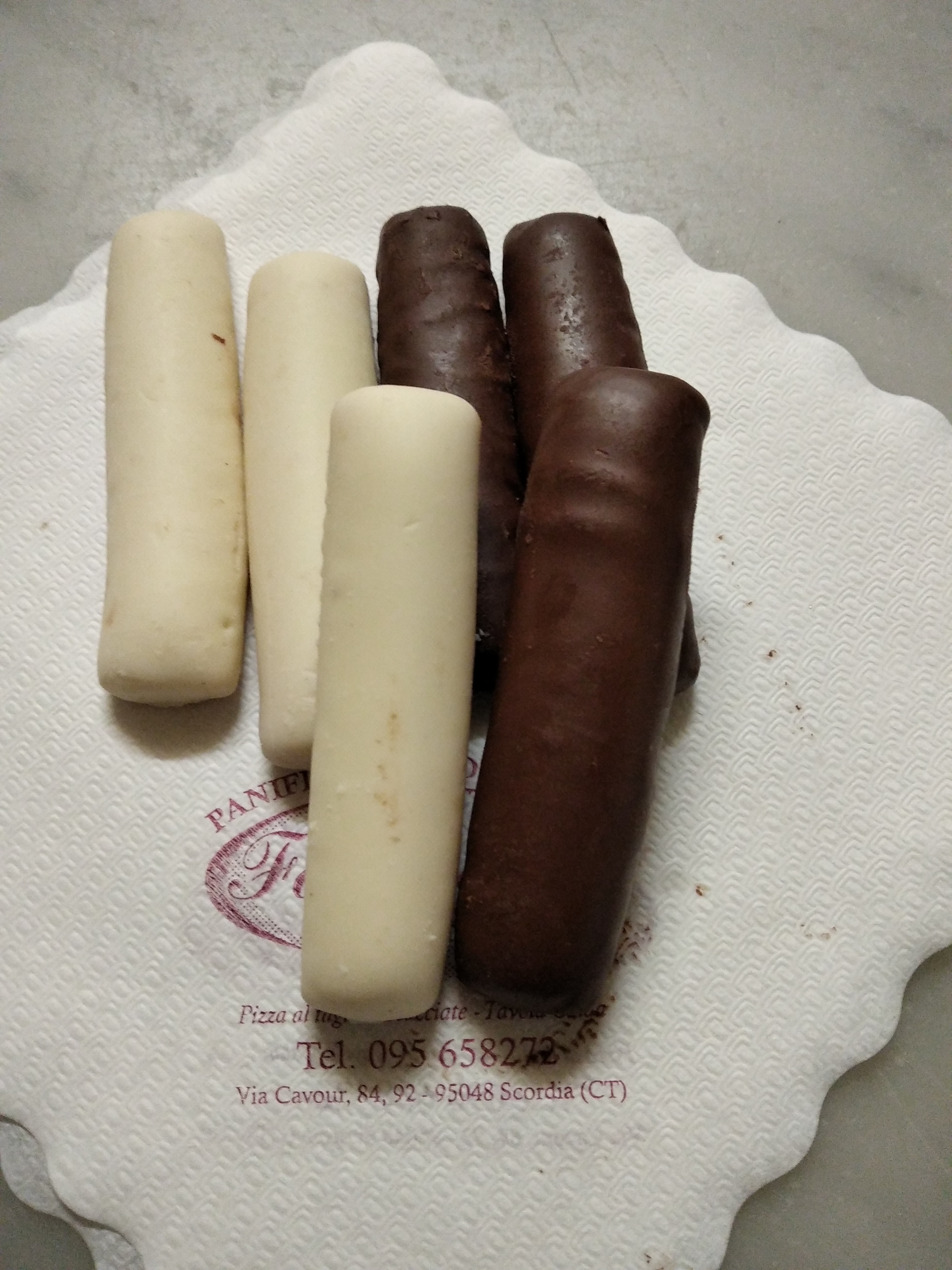 Bastoncini ricoperti con cioccolato bianco o fondente tipo "Togo" Confezione 500gr