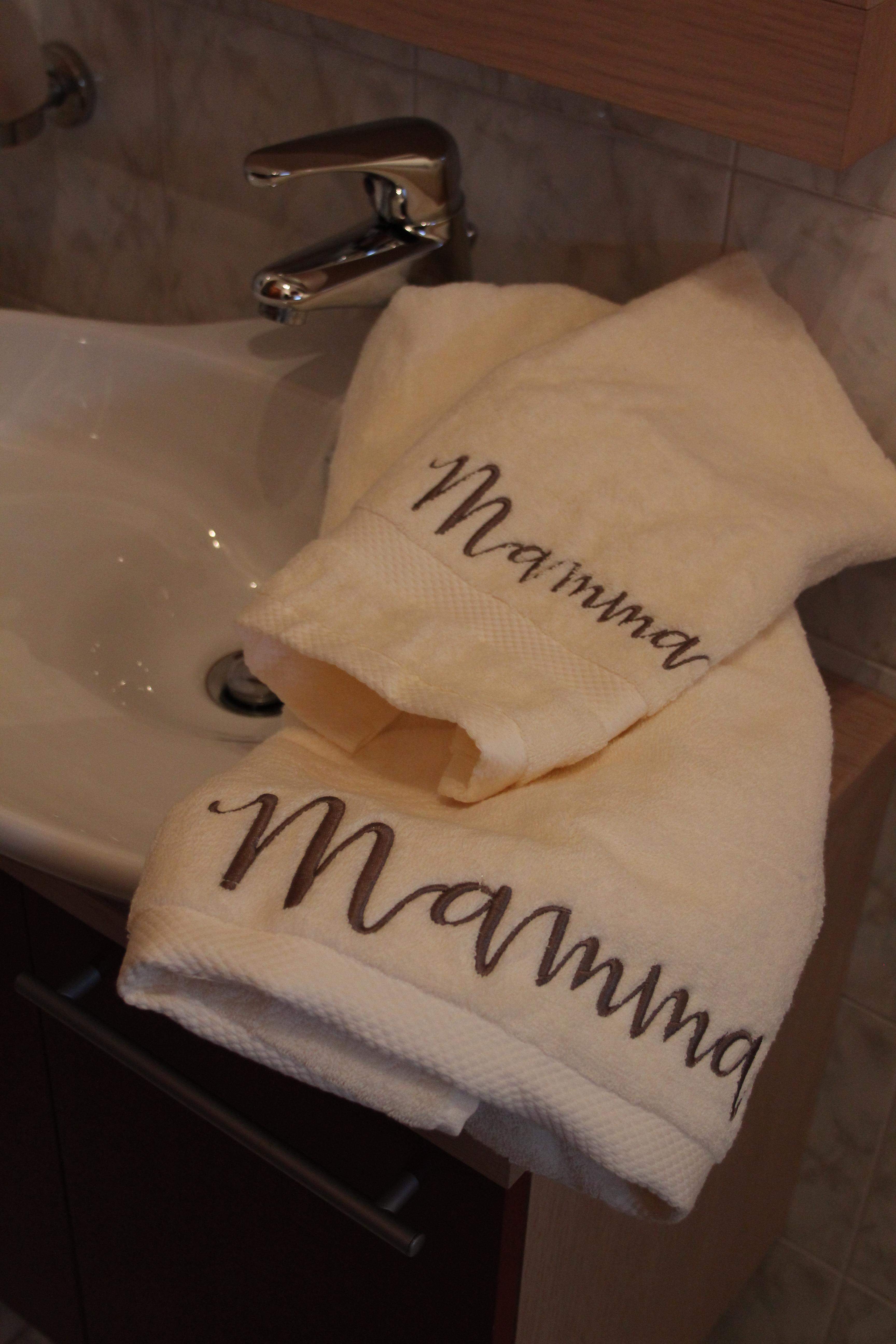Gli asciugamani si possono personalizzare con nomi e iniziali.