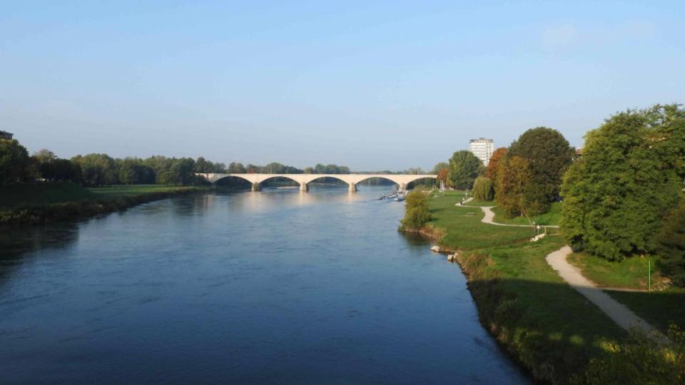 Passando sul Ponte Coperto di Pavia si può vedere il fiume Ticino in tutta la sua larghezza