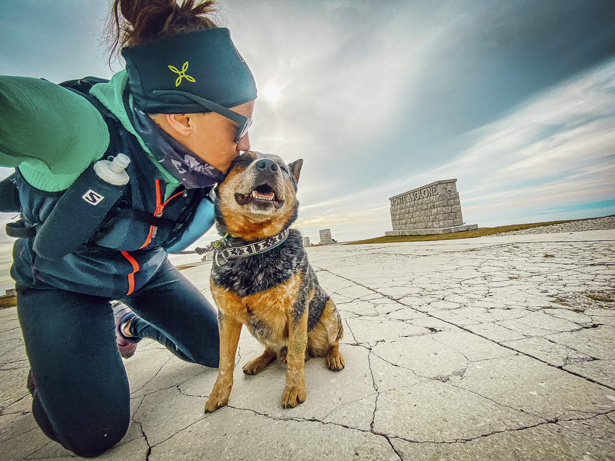 istruttore cinofilo escursione in montagna con cane