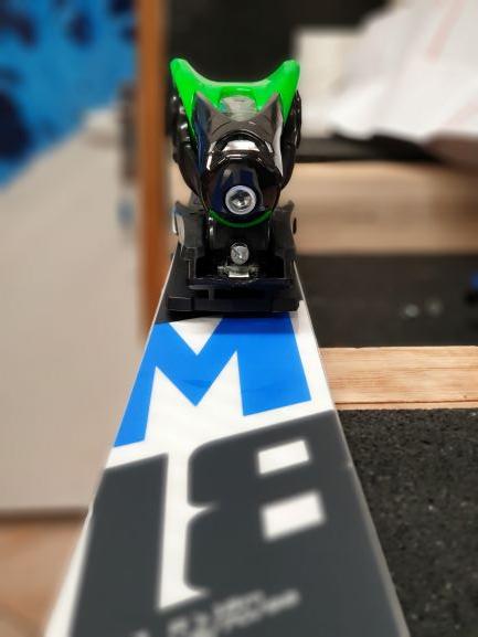 picture of a ski with it's bindings