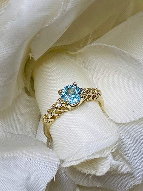 Collezione "Diamanti naturali" Anello oro giallo, topazio azzurro e diamanti
