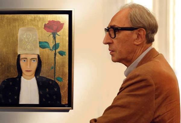 Franco Battiato accanto al suo dipinto Donna con rosa
