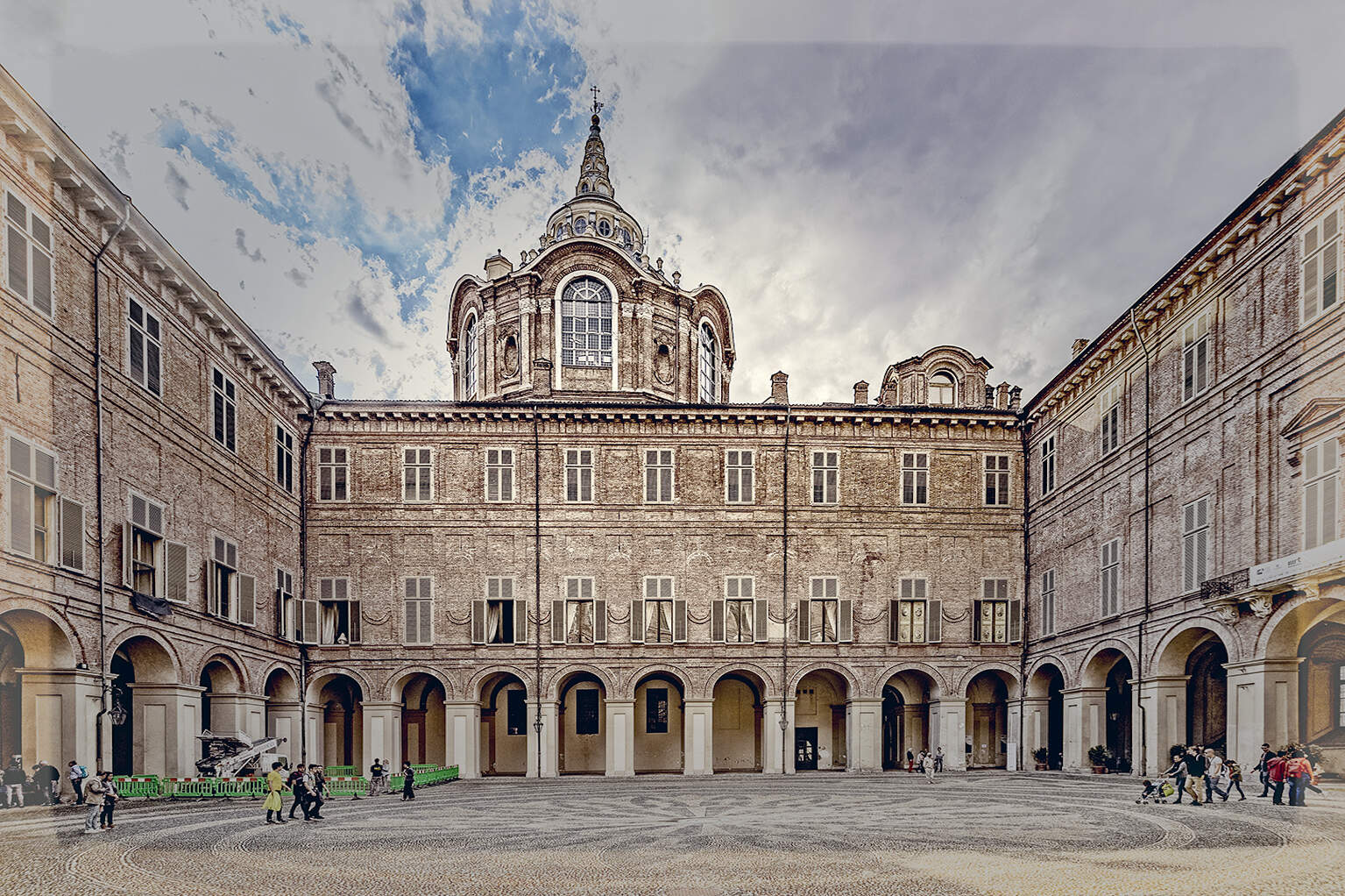 <img src="Torino_Cortile di Palazzo Reale e cupola del Guarini©Toni Spagone.jpg"