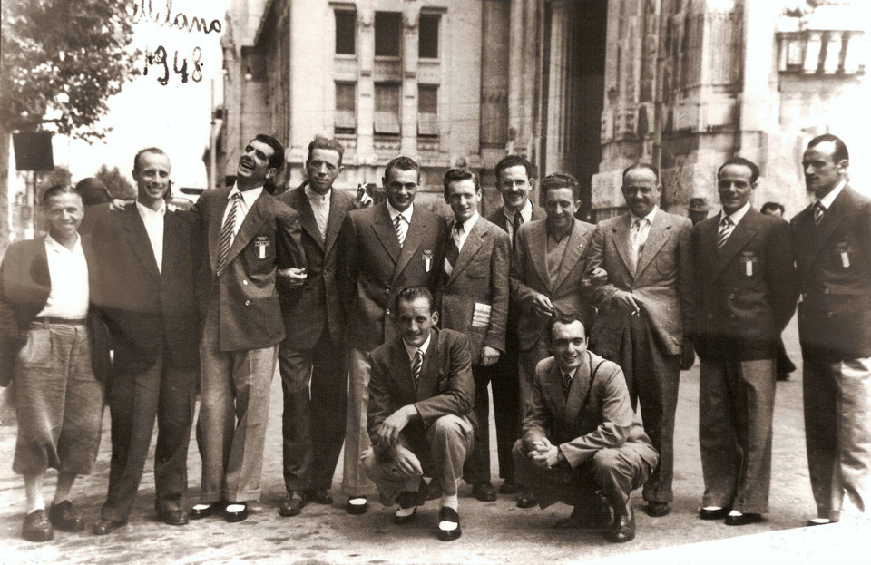 Milano 1948 - L'equipaggio loverese con alcuni amici prima della partenza per Londra (olimpiadi).