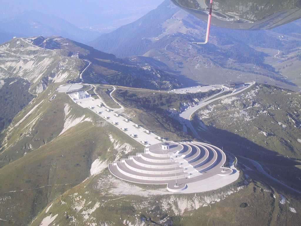 Vista sacrario da elicottero cima Monte Grappa altitudine 1850 M