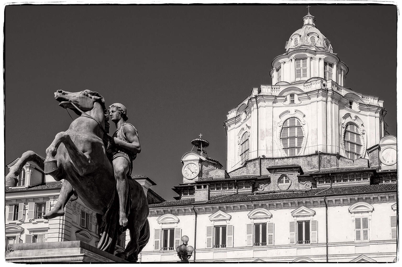 <img src="Torino_chiesa di San Lorenzo del Guarini con statua di Castore©Toni Spagone.jpg"