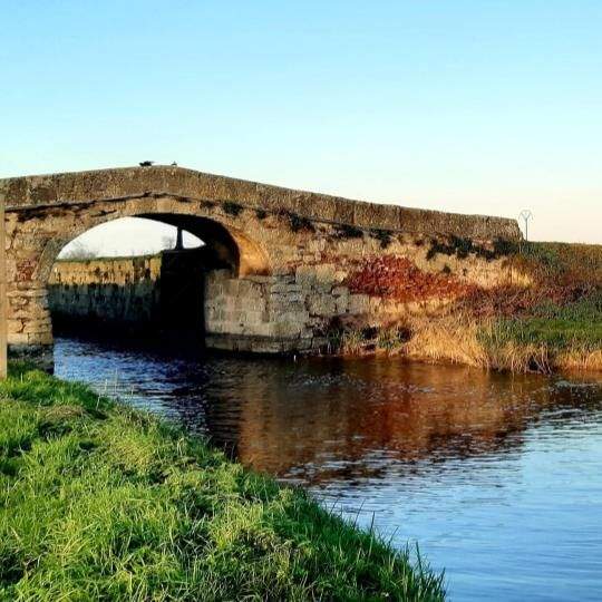 antico ponte fatto interamente in pietra che collega le due sponde del naviglio di Bereguardo