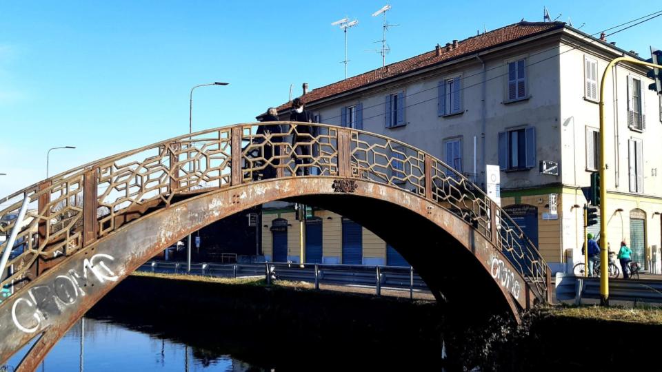 lungo il naviglio Pavese sono presenti 5 ponti interamente costruiti in ferro battuto