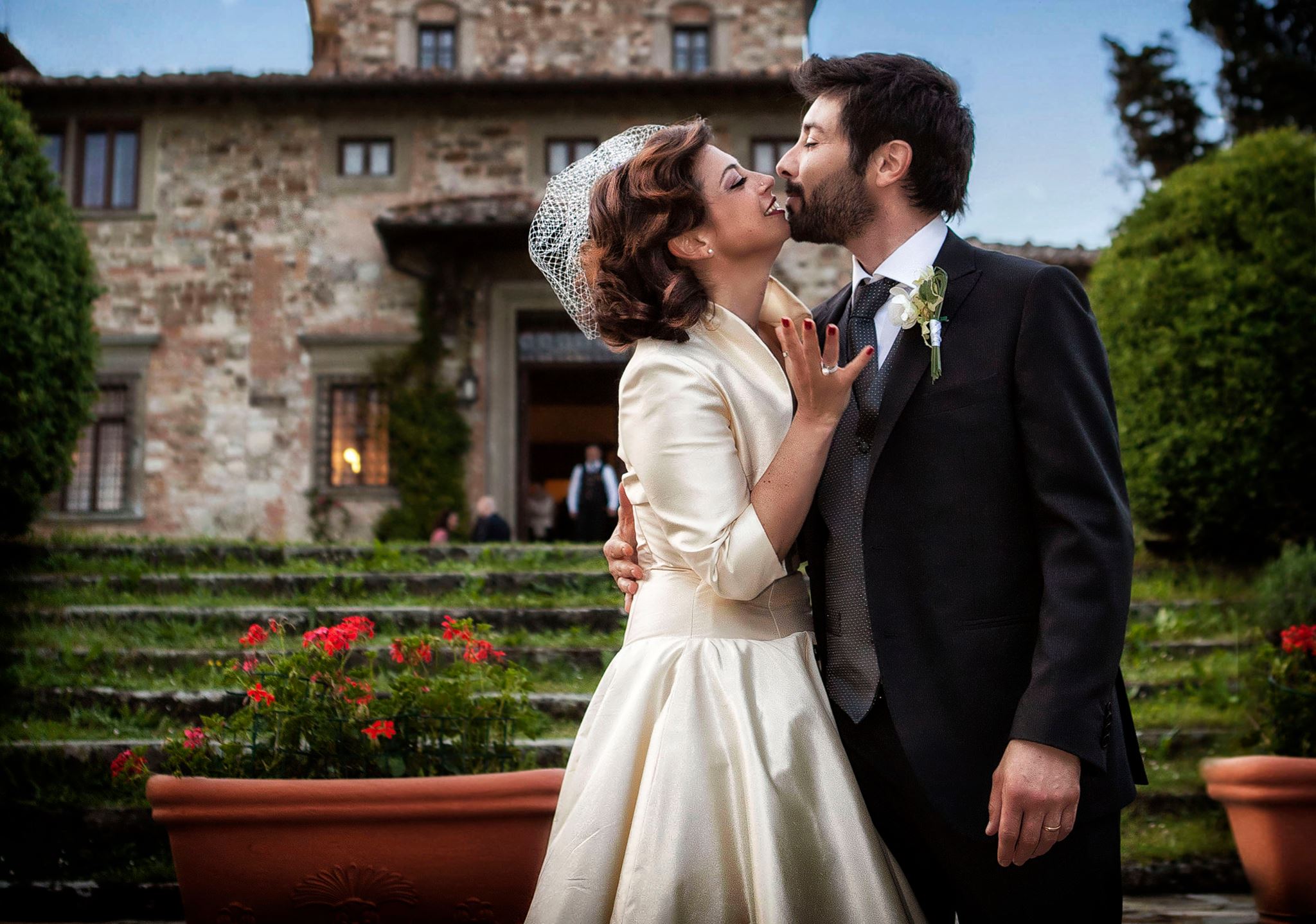 sposi in giardino, Toscana, felici, in occasione del ricevimento.