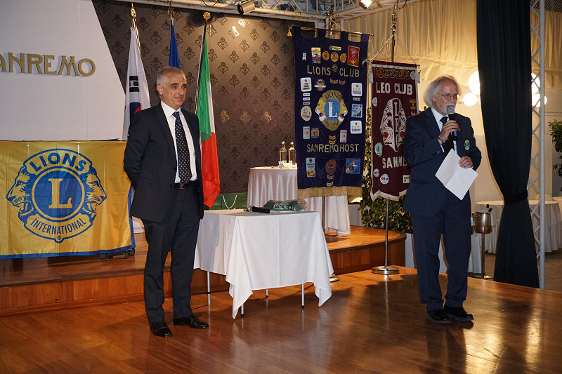 In segno di riconoscenza il Lions Club dona la Bandiera Tricolore al Comandante della Polizia Municipale di Sanremo