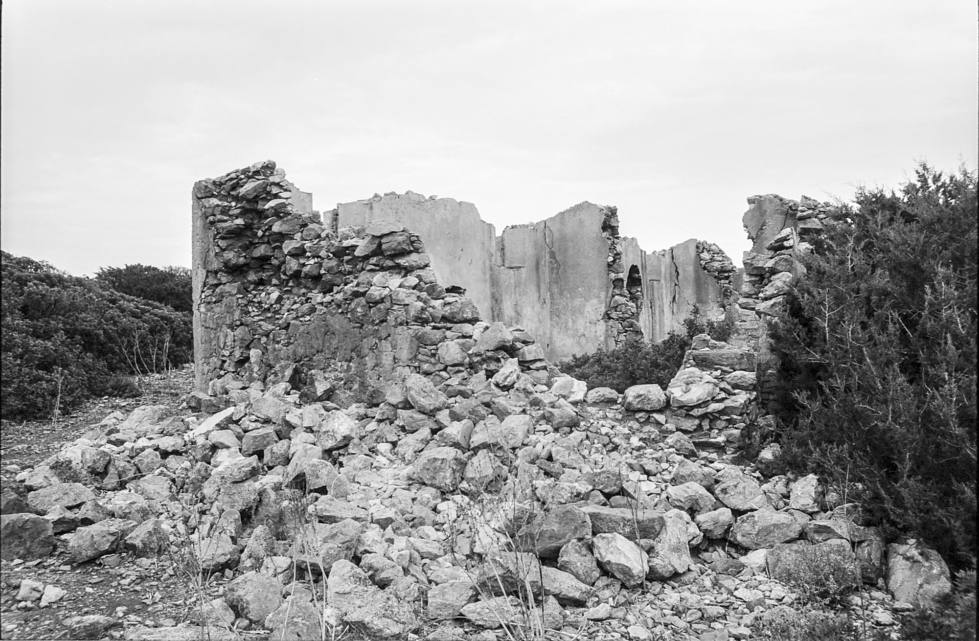 Il rudere di una delle case del villaggio mineraio a Planu SartuJPG